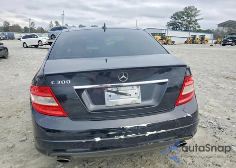 2010 Mercedes-Benz C 300 z USA, uszkodzony, nr VIN WDDGF5EB7AF423926